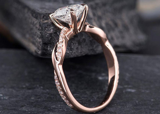 Anillo de compromiso oval 18K Rose Gold Material de Mossianite 2.5ct