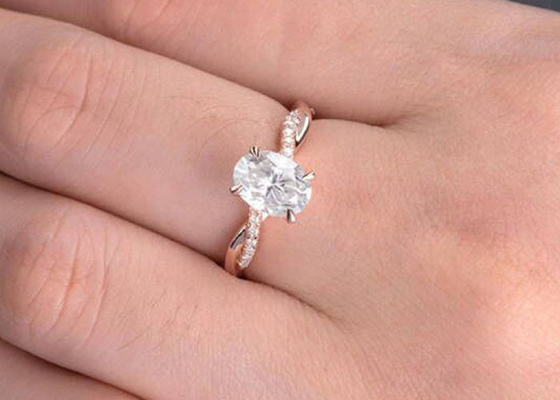 Anillo de compromiso oval 18K Rose Gold Material de Mossianite 2.5ct