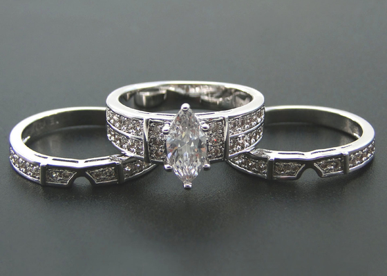 anillo de bodas del compromiso del oro de 10K 14K, ODM natural del anillo de diamante de 0.68ct 56pcs