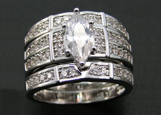 anillo de bodas del compromiso del oro de 10K 14K, ODM natural del anillo de diamante de 0.68ct 56pcs