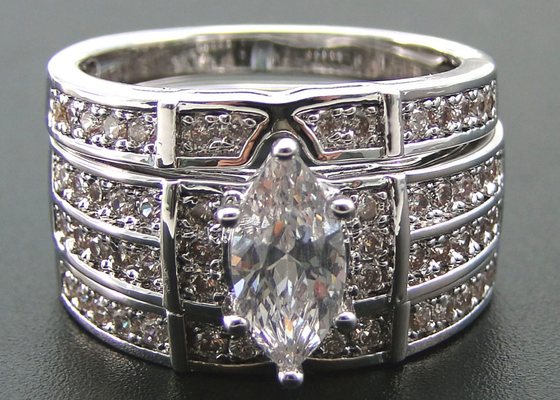anillo de bodas del compromiso del oro de 10K 14K, ODM natural del anillo de diamante de 0.68ct 56pcs