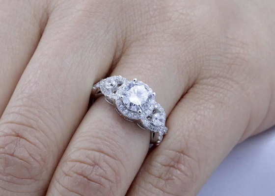 El ODM Diamond Wedding Rings natural, promesa del OEM del estilo del halo suena la dimensión de 6.5m m