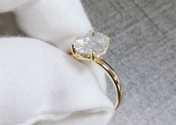 tamaño crecido laboratorio cortado oval del material los 0.7×0.9cm del oro del anillo 14K de 1.5ct Moissanite