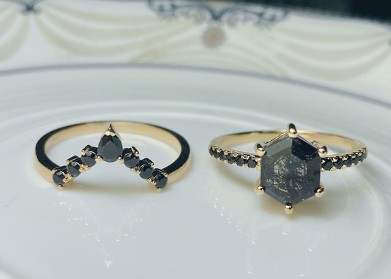 El anillo de compromiso de Moissanite del negro del hexágono, laboratorio de 0.78ct 19pcs creó los anillos de compromiso de Moissanite
