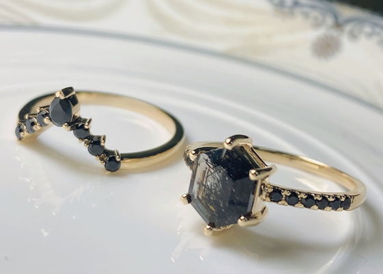 El anillo de compromiso de Moissanite del negro del hexágono, laboratorio de 0.78ct 19pcs creó los anillos de compromiso de Moissanite