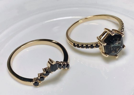 El anillo de compromiso de Moissanite del negro del hexágono, laboratorio de 0.78ct 19pcs creó los anillos de compromiso de Moissanite