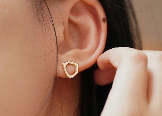 Dimensión irregular de los pendientes 8m m del oro del círculo 9k para el aniversario