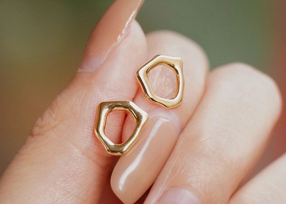 Dimensión irregular de los pendientes 8m m del oro del círculo 9k para el aniversario