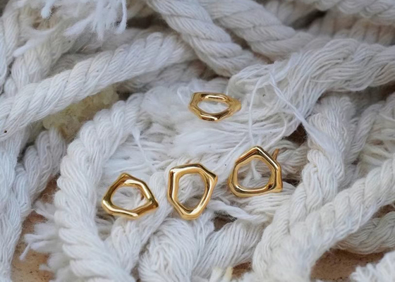 Dimensión irregular de los pendientes 8m m del oro del círculo 9k para el aniversario