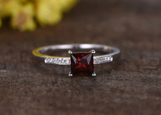 Tipo de princesa Cut Garnet Diamond Engagement Ring Prong Setting