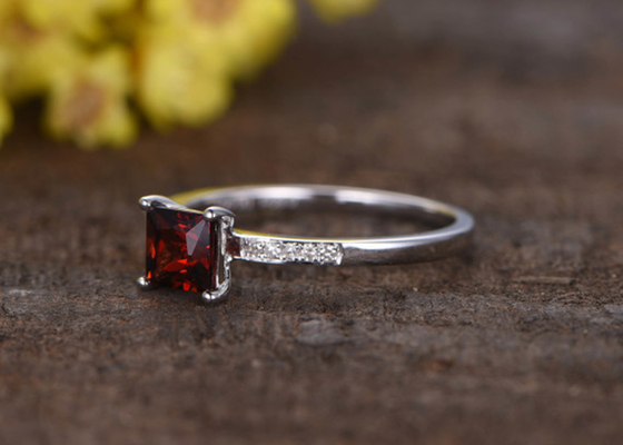 Tipo de princesa Cut Garnet Diamond Engagement Ring Prong Setting