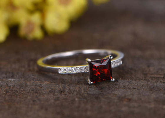 Tipo de princesa Cut Garnet Diamond Engagement Ring Prong Setting