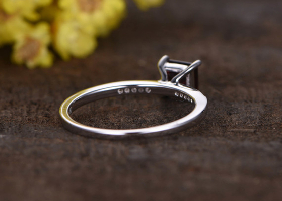Tipo de princesa Cut Garnet Diamond Engagement Ring Prong Setting