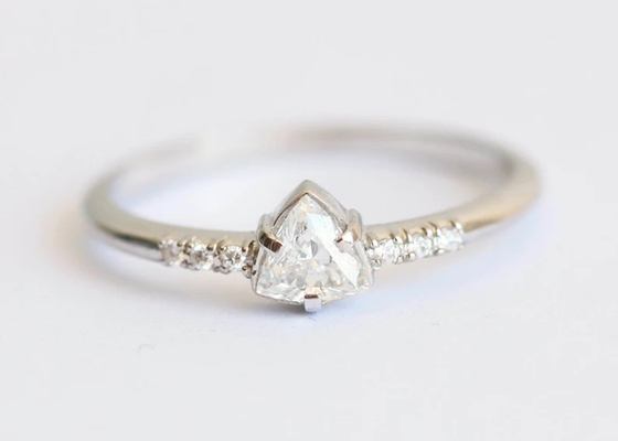 Moda Diamond Jewellery Ring real con el ODM de la piedra del triángulo de 4×4m m