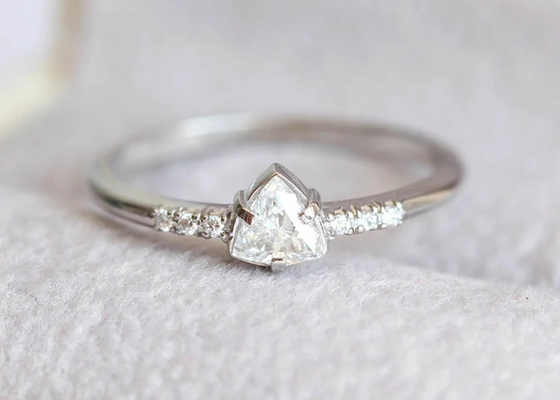 Moda Diamond Jewellery Ring real con el ODM de la piedra del triángulo de 4×4m m