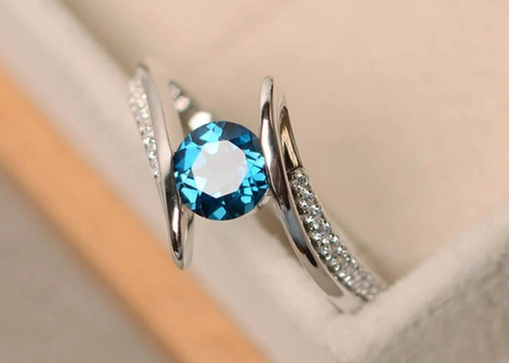 Caña de lujo Diamond Engagement Ring azul, anillo de oro blanco del ODM 14K del OEM