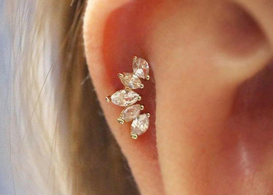 longitud de perforación de los pendientes 6m m de la joyería del cuerpo del oro de la forma de la corona 16g con el diamante de Mq