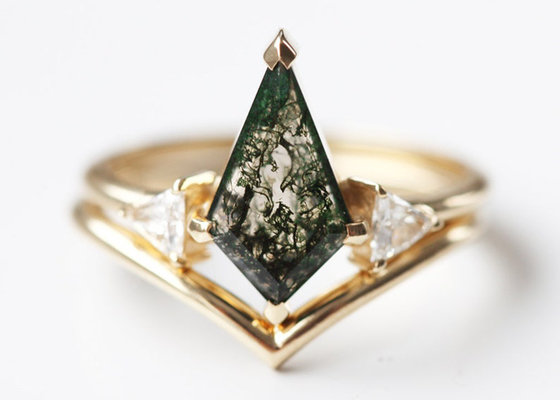Triángulo Moss Agate Engagement Ring natural, ODM del OEM de Ring With Diamonds del oro 9k