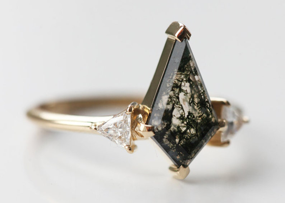 Triángulo Moss Agate Engagement Ring natural, ODM del OEM de Ring With Diamonds del oro 9k