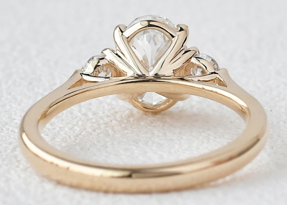 forma crecida laboratorio del peso 7×9m m de Moissanite Ring White Oval Cut 2.1ct del oro 10K