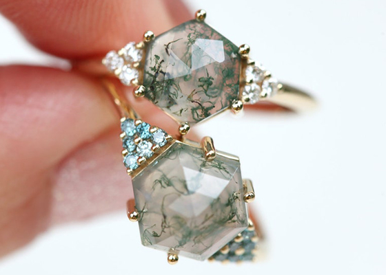 El hexágono cortó tamaño verde del material 6.5m m del oro de Moss Agate Engagement Ring 14k