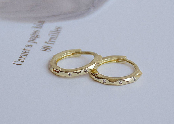 Pequeños pendientes del aro del oro del OEM, diámetro geométrico de los pendientes 10m m de Huggie