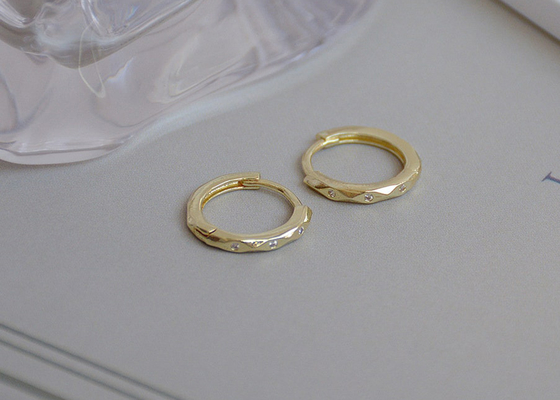 Pequeños pendientes del aro del oro del OEM, diámetro geométrico de los pendientes 10m m de Huggie