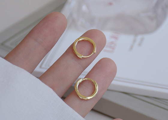 Pequeños pendientes del aro del oro del OEM, diámetro geométrico de los pendientes 10m m de Huggie