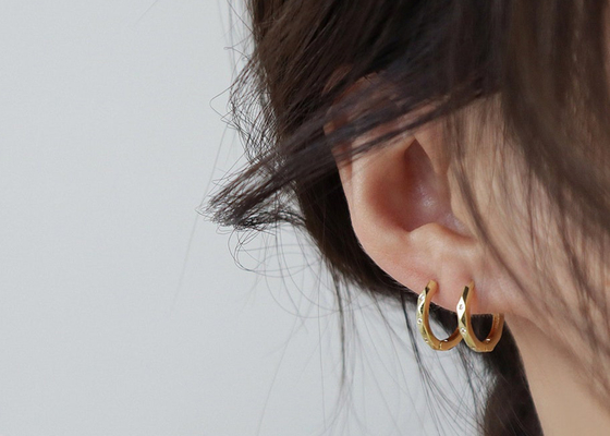 Pequeños pendientes del aro del oro del OEM, diámetro geométrico de los pendientes 10m m de Huggie