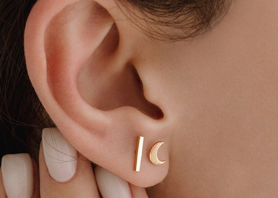 ODM de la dimensión de los pendientes 6M M del oro de Crescent Shape 9K para el regalo del partido