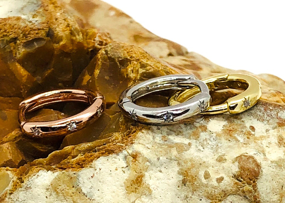 estrella del norte de los pendientes del oro del aro 9K de 8.4m m grabada con el diamante de Moissanite