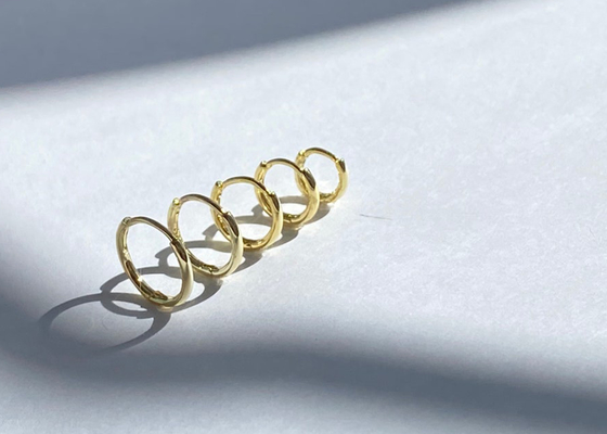 pendientes de Huggie del oro 9k de 6m m 12m m, OEM de los pendientes del aro de Huggie de la golosina de 10m m