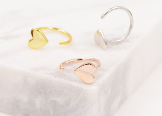 El corazón minúsculo de los pendientes del oro del aro 9K de Huggie forma a Dia Inner 8m m 10.5m m externo