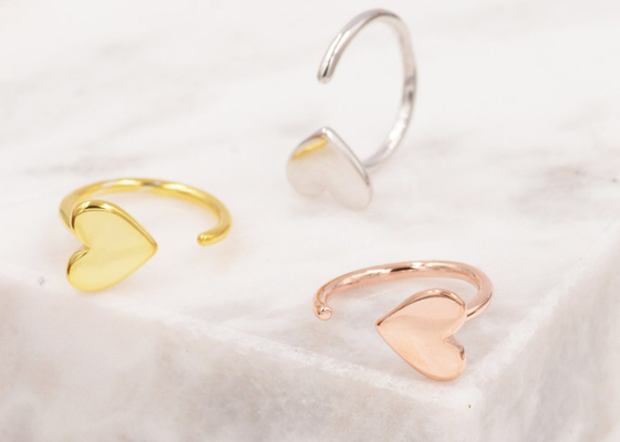 El corazón minúsculo de los pendientes del oro del aro 9K de Huggie forma a Dia Inner 8m m 10.5m m externo