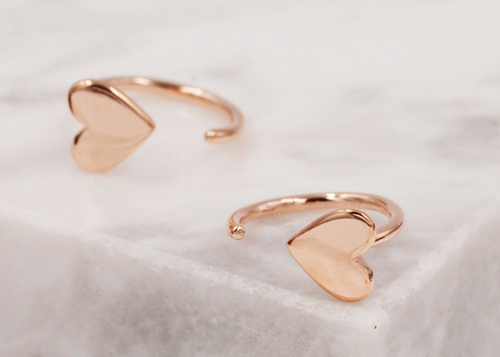 El corazón minúsculo de los pendientes del oro del aro 9K de Huggie forma a Dia Inner 8m m 10.5m m externo