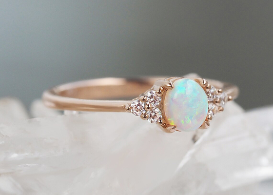Cobochon cortó el anillo de oro 9K, tamaño natural de 0.5ct Opal Ring 5×7M M