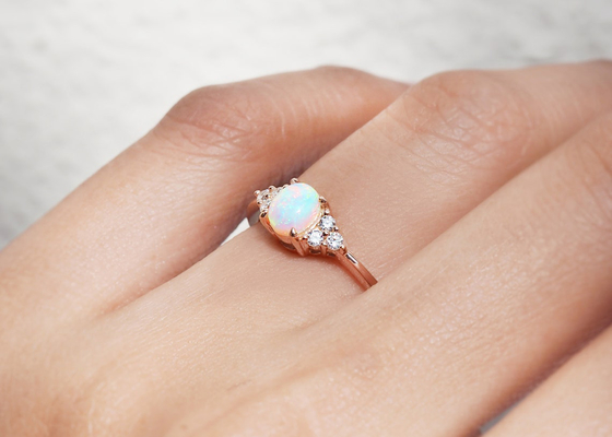 Cobochon cortó el anillo de oro 9K, tamaño natural de 0.5ct Opal Ring 5×7M M