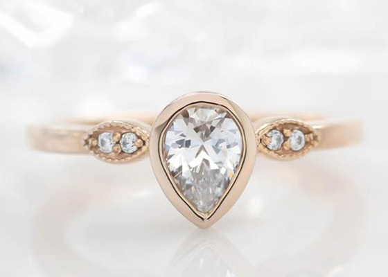 anillo de Moissanite del oro de 0.77carat 10k, dimensión del anillo de compromiso 5×7m m del solitario del oro