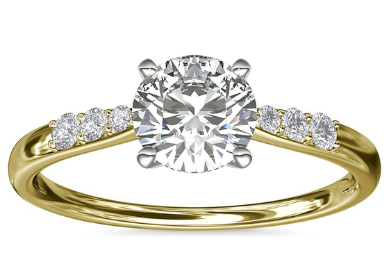 La forma redonda 9K platea la piedra blanca de Ring With 6M M 1.0ct Moissanite