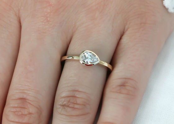 anillo de bodas del oro amarillo 0.77ct, anillo de compromiso del sistema del bisel del ODM para la señora