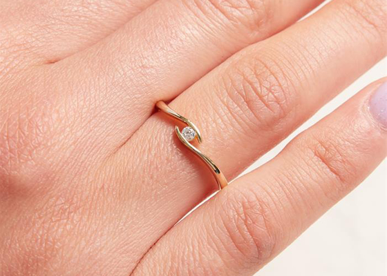 El solitario 14k amarillea el corte de ronda de Diamond Ring 1.5m m del oro con el diamante 0.10ct