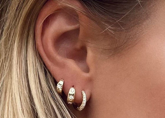 pendientes del aro de Huggie del oro del tamaño de 12m m con el corte de ronda 0.16ct CZ