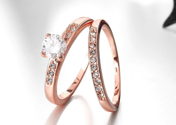 OEM Rose Gold Engagement And Wedding Ring Set con la piedra de 0.44CT 5m m