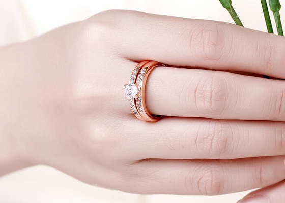 OEM Rose Gold Engagement And Wedding Ring Set con la piedra de 0.44CT 5m m